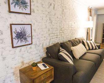 Serenity Apt in DT Charles Town near Harpers Ferry - Charles Town - Soggiorno