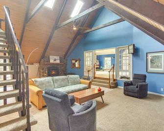 Spacious Nathrop Home w/ Fire Pit & On-Site Creek! - Nathrop - Sala de estar