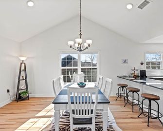 Blueberry Cottage Is Superbly Located In Mena. Wifi, All New, Just Remodeled - Mena - Eetruimte