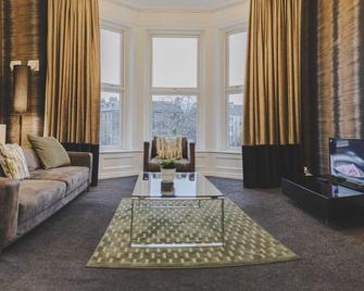 Kensington House by Warren Collection - Wallsend - Olohuone
