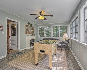 Near Hiking: Roaring Gap Retreat w/ Fire Pit! - Roaring Gap - Living room