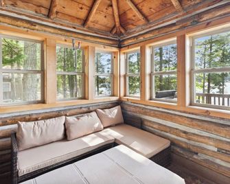 Lakefront Pine Retreat in Lewiston - 1 Mile from Garland Golf Resort - Lewiston - Living room