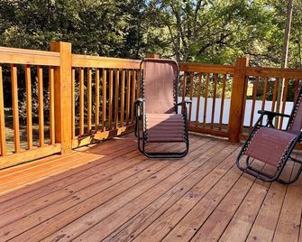 Nalida's Retreat - Cozy 3 Bedroom 2 Bath w/ Modern Comforts - Talladega - Balkon