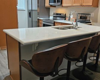 Spacious 3-bedroom townhome in gorgeous Denver, 10mls away to Denver Airport - Denver - Kjøkken