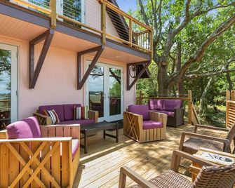 Folly Vacation Vintage Cottage with Stunning Views 218 - Folly Beach - Patio