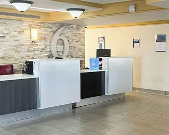 Motel 6 Aurora, Co - Medical Center - Aurora - Front desk