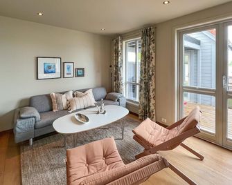 Beautiful Home In Lindesnes With House Sea View - Spangereid - Sala de estar