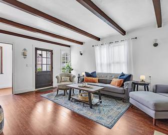 Historic Spanish Home at Hollywood Beach - Oxnard - Living room