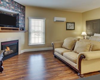 Kingsley Inn - Fort Madison - Living room