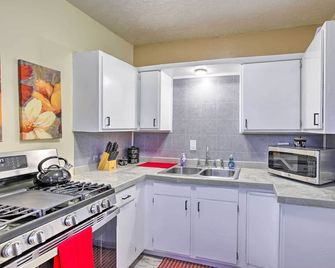Council Bluffs Cottage Proximity to Park - Council Bluffs - Kitchen