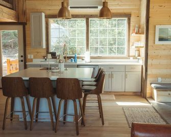 West Glacier Cabin, Hot Tub, Stunning Views, XC Ski Trails Nearby - Essex - Dining room
