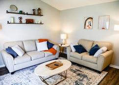 Urban Cottage: Homey & Convenient - Huntington - Stue