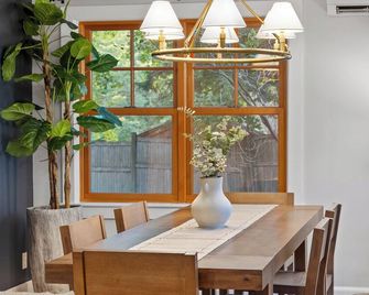 Peaceful Riverview Retreat - 1 mi to Dartmouth College - 4-bd -3ba - Norwich - Dining room