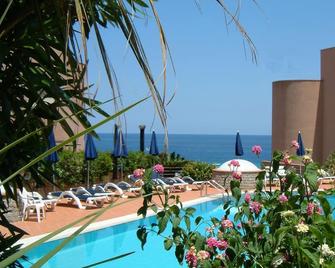 أداورا فيلاج إي كونجريسّي - باليرمو - حوض السباحة