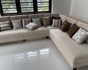 3 bed 3 bath, 2 kitchen, executive villa in Kowdiar, Trivandrum, Kerala\n - ティルヴァナンタプラム - リビングルーム