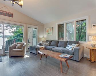 Whitefish Lake: Waterfront Cottage w/ Boat Dock! - Jones Falls - Sala de estar