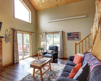 5 Miles from Mt- Rushmore with private hot tub - Keystone - Living room