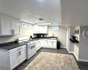 Suites #2 - Pekin - Kitchen