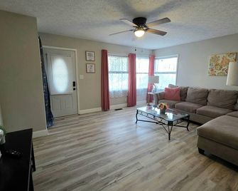 Cozy 3bdrm Home Renovated Bathrooms, Game Rm Fencedyard & Fast Wifi Dog Friendly - Brownsburg - Obývací pokoj