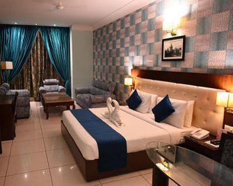 Debenture Hotel Karnal - Karnāl - Bedroom