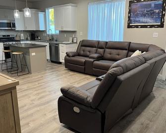 New! Centrally located. Easy to access. - Elko - Living room