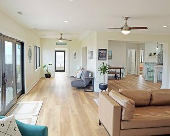 Waterfront,Private Beach,Chesapeake Bay,Kayaks, Paddleboards,Sunrises,Wildlife - Reedville - Living room