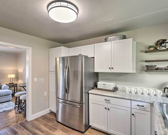 Morgantown Home W/ Patio: Near Wvu Football! - Morgantown - Kitchen