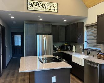 Cozy cabin near White Pass Ski Resort, Mt Rainier NP, and Cowlitz River. - Packwood - Kitchen