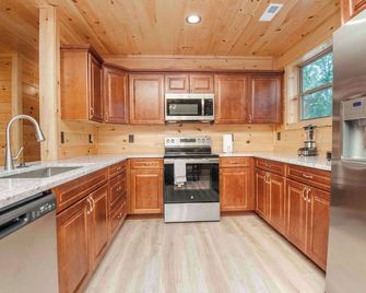Secluded Cabin Pet Welcome Deck Sleeps 8 - Sevierville - Kitchen