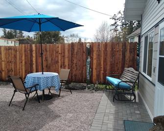 The Cottage Gateway to Glacier Park Walk to Flathead Lk\nMonthly Rates Negotiated - Somers - Innenhof