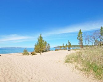 Charming, Updated Home in the Heart of Downtown Glen Arbor! - Glen Arbor - Playa