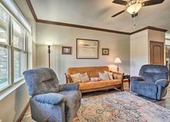 Cozy Townsend Condo, Resort-Style Amenities! - Townsend - Living room
