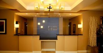 Holiday Inn Express & Suites Marion - Marion - Receptionist