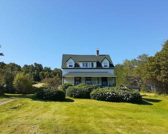 Farmhouse By Baddeck Bay - Peaceful Retreat While Exploring Cape Breton - Baddeck - Budova