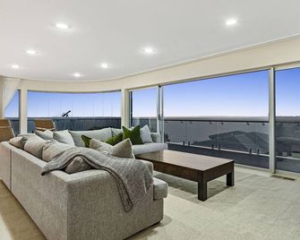 Cliffside Castle | Bay And City Views - Mount Martha - Living room