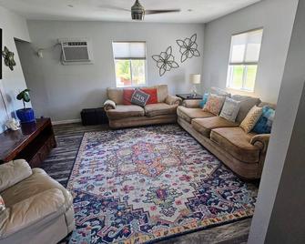Cozy Country Cottage- a farm experience, yet close to town - Turlock - Living room