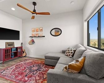 Winters Vineyard Casita and stalls - Wickenburg - Wohnzimmer