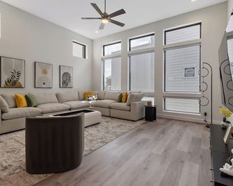 14 Bedroom 14 Bathroom Luxury Central Houston Homes with Rooftop Skyline Views! - Houston - Oturma odası