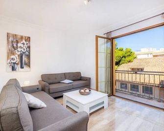 Sa Coromina & Sa Estany Apartments - 1 min to Beach and Restaurants - Cala Ratjada - Pokój dzienny