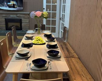 Steps to Canada line and Near YVR Spacious house with Flexible 1-5BR Setup based on Guest count - Vancouver