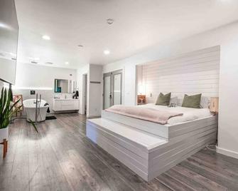 Eccentric Studio On The River - Spokane Valley - Bedroom