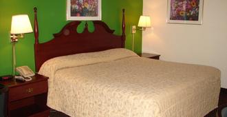 Columbus Inn & Suites - Columbus - Bedroom