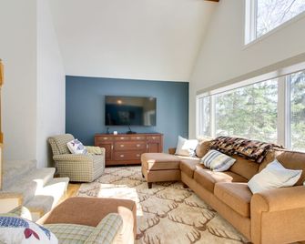 Breezy Point Cabin: Deck w/ Golf Course Views! - Pequot Lakes - Living room