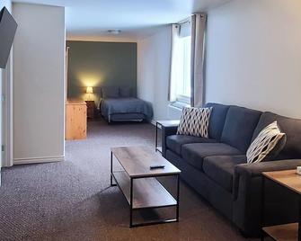 The Trail Inn - Yarbo, Sk - Near Esterhazy & Mosaic K1, K2, & K3 - Esterhazy - Living room