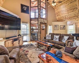 Strawberry Plains Cabin Private Pond and Game Room! - Strawberry Plains - Living room