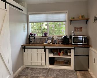 Lovely Mountain View Cottage with Hot Tub, close to amenities! - Silvana - Kitchen