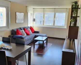 50 meters from the seafront. Beautiful 2 bedroom apartment. - A Coruña - Living room