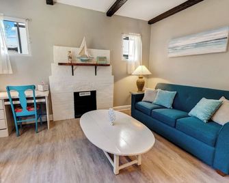 94 Walkscore King Bed Capitol Hill Beachy Apt - Denver - Living room