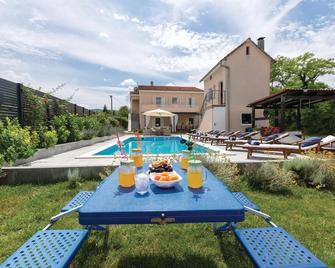 Pet Friendly Home In Karakasica - Sinj