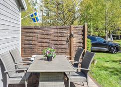 Spend a wonderful vacation in this vacation home by the lake. - Linköping - Patio